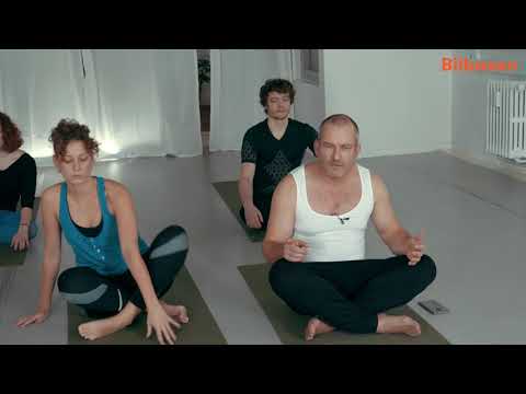 Bilnørd på udebane: Sådan klarer Anders sig første gang til yoga