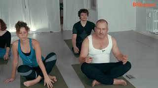 Bilnørd på udebane: Sådan klarer Anders sig første gang til yoga