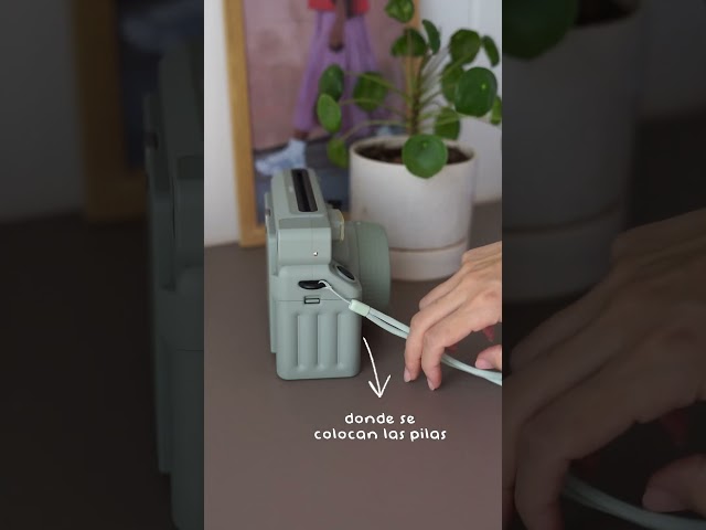 Vídeo relacionado con HIYQIN Funda Protector para Cámara Compatible con Fujifilm Instax Wide 400/210/300, Funda Rígida de EVA con Correa para el Hombro, Bolsillo de Malla y Marcos Magnéticos - Azul