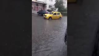 Străzi și gospodării inundate, după o rupere de nori la Sibiu – Ce transmit meteorologiii 1 video