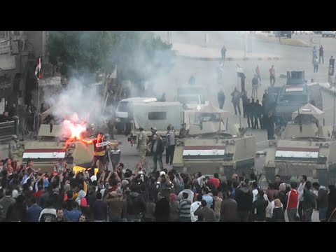 عشرات المتظاهرين يشعلون الشماريخ بالتحرير عقب براءة مبارك