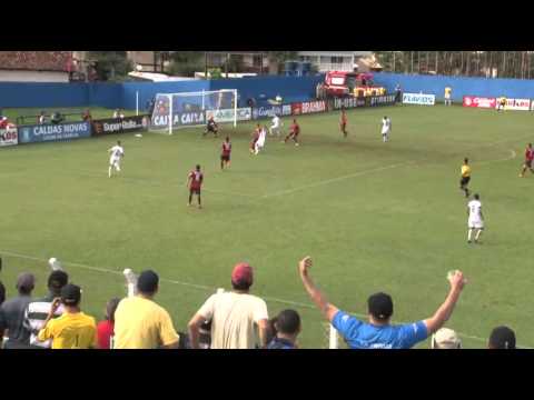 Em jogo polêmico o Atlético ganha de virada e ainda respira no campeonato.