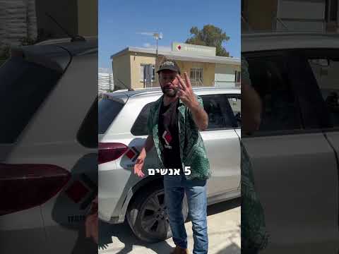 אבו טאבלה מדריך את העובדים מסרילנקה