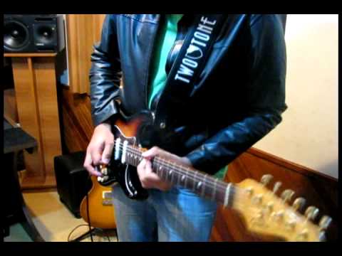 Fred Arrais gravando solo de guitarra