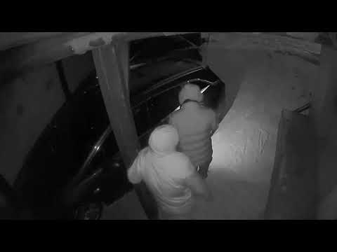 V centre Žiliny si dve neznáme osoby obzerali nadránom zaparkované auto