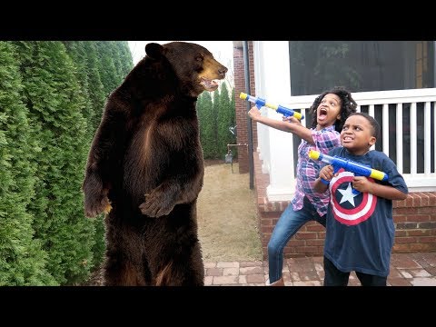 Giant GRIZZLY BEAR vs Shasha and Shiloh - Onyx Kids