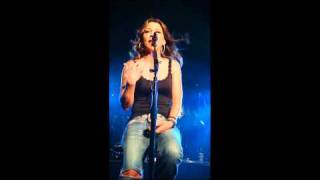 Gretchen Wilson signing &quot;I&#39;d Love to Be Your Last&quot;