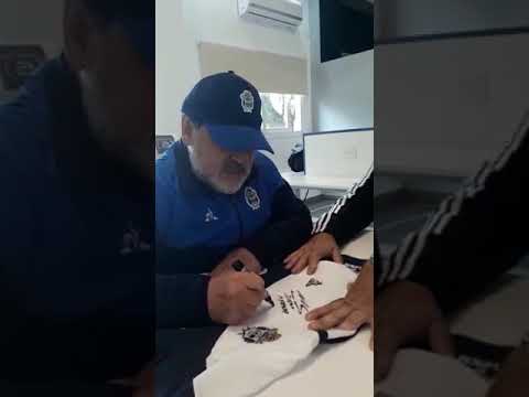 Diego Maradona nos saluda antes de su muerte