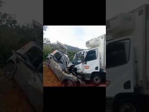 Colisão entre carro e caminhão mobiliza resgate na BR-381 em Jaguaraçu