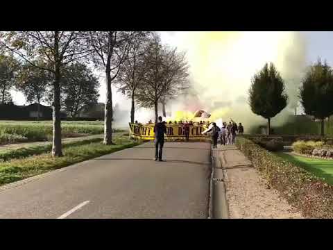 NAC Breda supporters lopen naar de laatste training voor de wedstrijd tegen Willem II