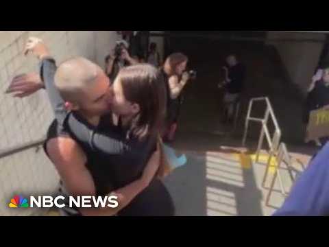 情侶挑戰帝國大廈攀爬極限！大膽特技面臨嚴懲？！ (Couple facing charges after climbing Empire State Building in sky-high stunt)