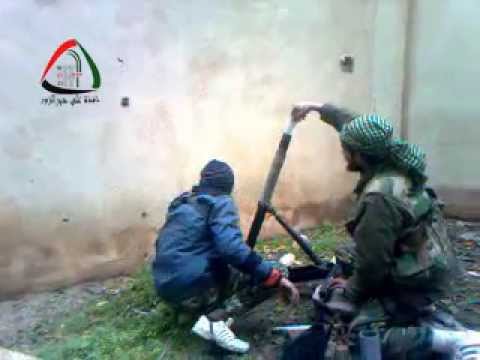 تجهيز مدفع هاون محلي الصنع من قبل كتيبة الصاعقة لضرب معاقل النظام في مبنى الخدمات الفنية في دير الزور