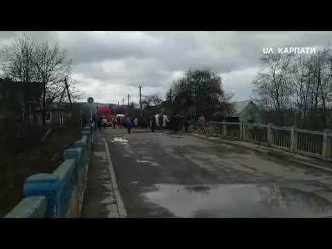 На Надвірнянщині продовжують блокувати дорогу та вимагають ремонту. ВІДЕО/ФОТО