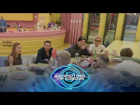 Banorët ulen për të ngrënë, shumë diskutime në tavolinë.