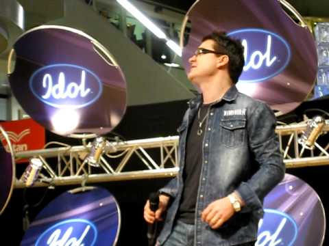 Geir sjunger "Rosanna" på Idol 2010 Roadshow Nordstan Göteborg 4 december 2010
