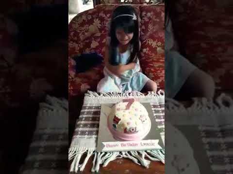 Pukul kue ultah lynelle, lihat apa isinya..