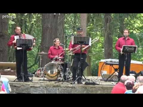 Dechovka Klasik v zámeckém parku v Prčici