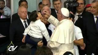 Papież: „miłościoterapia” wspomaga uśmiech dzieci