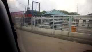 preview picture of video 'Einwohner laufen zur Likoni Ferry in Mombasa Stadt (Kenia)'