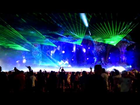 Tiesto drops some Linkin Park mashup madness at the Kientic Field - EDC UK 2015 - Milton Keynes Bowl