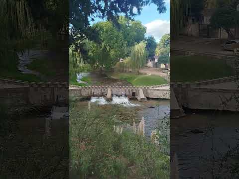 Un puente peatonal discontinuo en el rio Trapiche en San Luis , Argentina