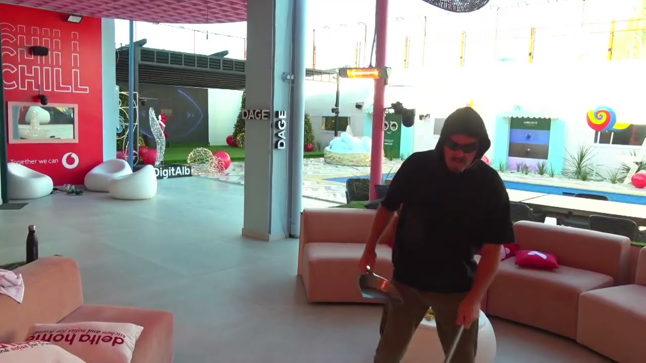 Herioni nis ditën me këngë dhe duke pastruar