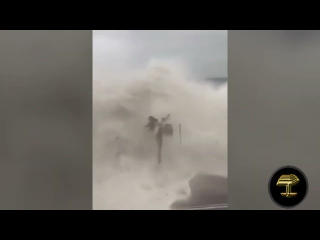 Huyen de las violentas olas que azotan la costa sur de Italia