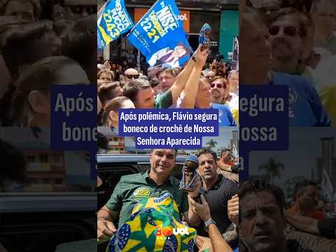 Flávio Bolsonaro segura boneco de Nossa Senhora Aparecida após polêmica com a padroeira do Brasil