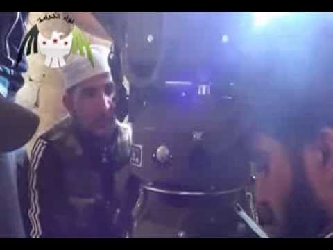 تجهيز صاروخ سهم أحمر لضرب معاقل النظام في كتيبة الشيلكا من قبل لواء الكرامة ضمن معركة بوابة درعا في بلدة عتمان