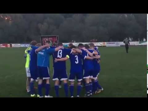 Fans und Spieler der SG Kerzell feiern in Bronnzell