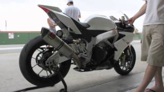 preview picture of video 'Aprilia RSV4 white - Kyalami South Africa'