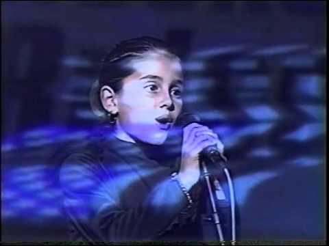 Ariana Grande at 8 years old singing National Anthem