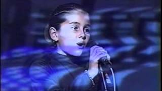 Ariana Grande at 8 years old singing National Anthem