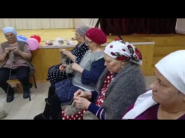 Балык Бистәсенең Юлсубино авылы апалары мобилизацияләнүчеләргә җылы оекбашлар бәйлиләр