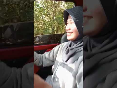 anak gadis belajar mobil drag