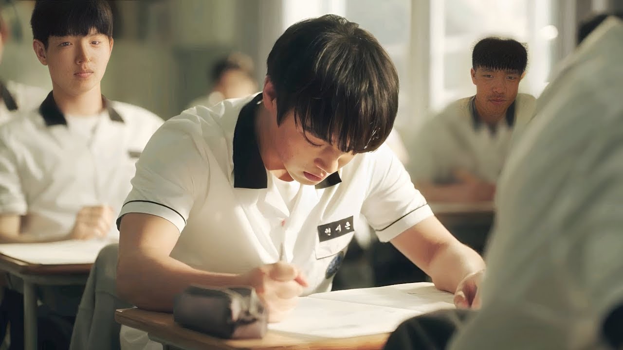 Cet élève calme fait semblant d'être faible, mais en réalité, il est le roi de cette école.