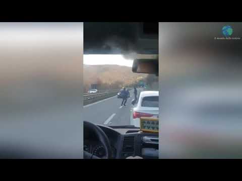 Firenze, 20 km in autostrada contromano: la polizia lo ferma e lui cerca di scappare