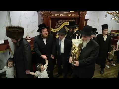 Dancing at Hivniv Hachnosas Sefer Torah 5782