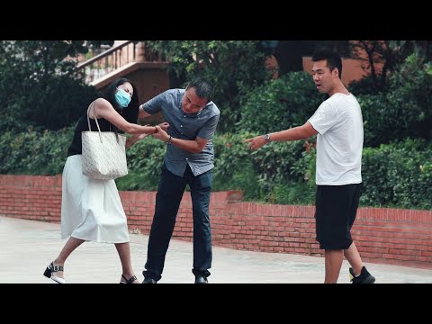 當看到女員工被上司騷擾，路人：我控制住他，你先走！