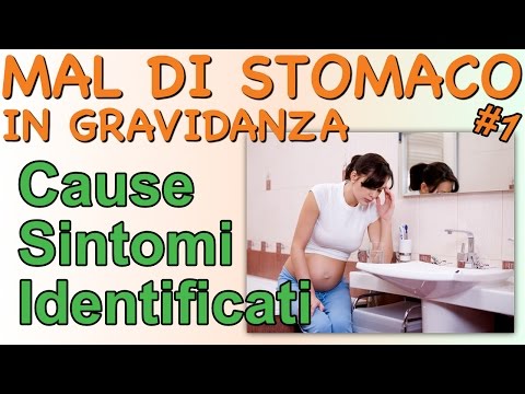 Papà dal dolore al collo Getta indietro la testa quando un mal di collo e la testa