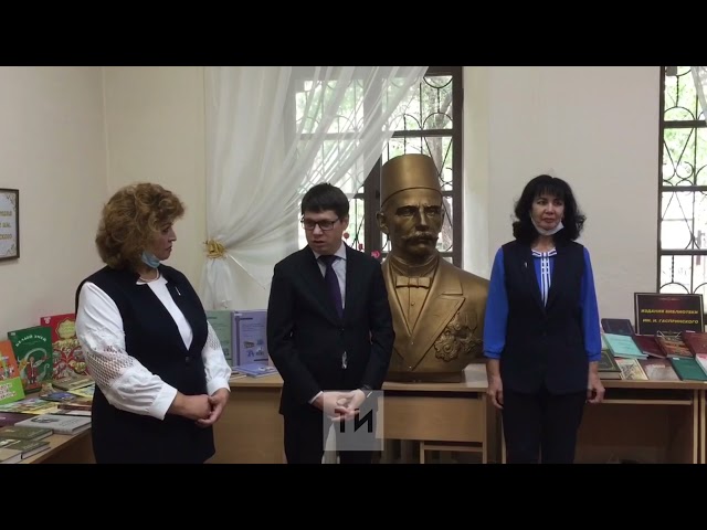 Гендиректор АО «Татмедиа» подарил книги Крымскотатарской библиотеке в Симферополе