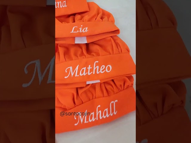 Vídeo relacionado con Lote de 10 delantales + gorro infantil Pequeños cocineros.Regalo para cumpleaños, colegios y fiestas infantiles Blanco