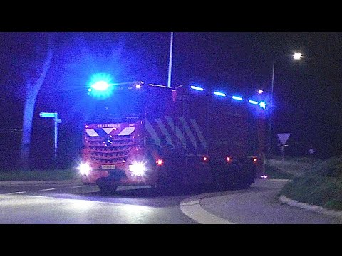 [Grote Brand GRIP 1] Brandweer met Spoed naar een brand in Wereldkeuken op de Overtoom in Westzaan