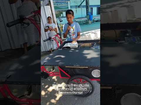 Neemias Louvando a Deus no ar livre