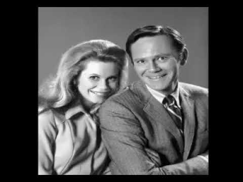 Elizabeth Montgomery talks about the two Darrins switch