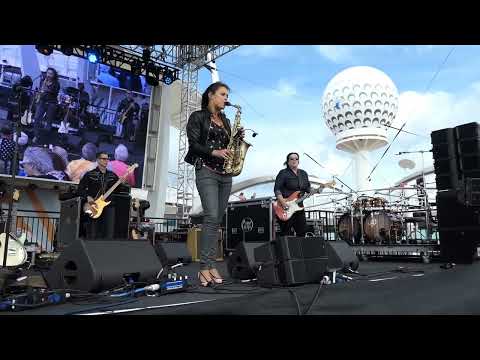 Rock Legends Cruise 2022 - Vanessa Collier performing The Run Around