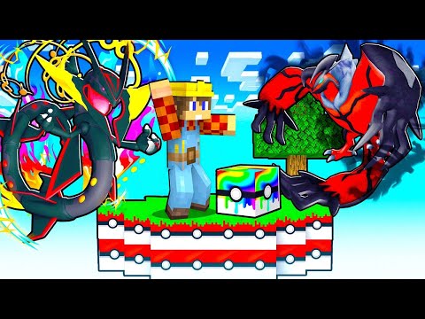 I'm Surviving on a Legendary Pokémon Block in Minecraft - ITA