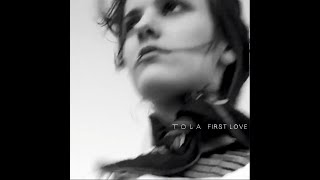 Kadr z teledysku First Love tekst piosenki TOLA