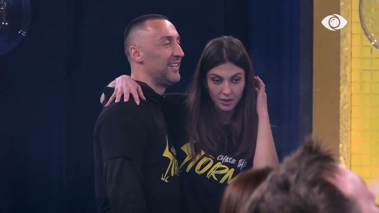 “Të mbaruan këngët dhe bën fansin, o këngëtar tallavaje…”/ G Bani e imiton, Gjesti: Sa i vogël