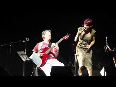 Cris Delanno canta Every Breath You Take acompanhada da guitarra de Andy Summers